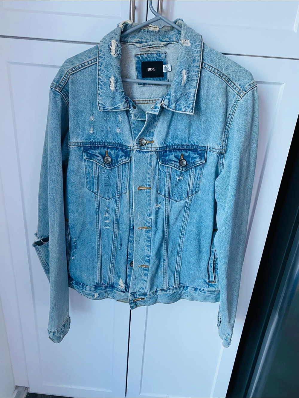 BDG men’s large distressed light wash denim jean jacket